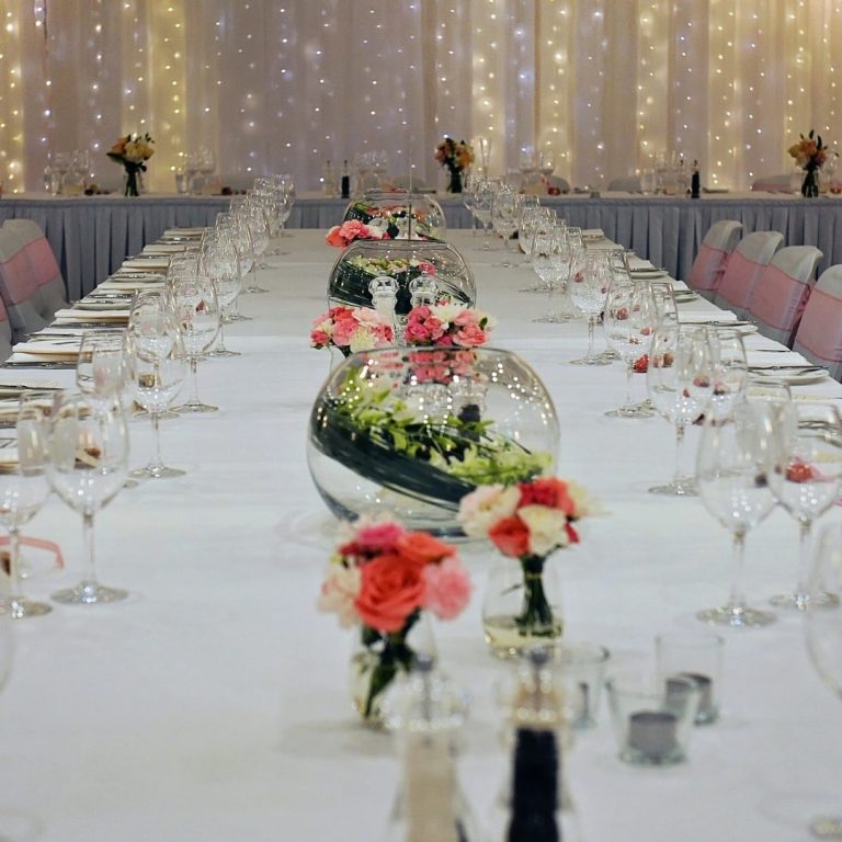 Hochzeitstisch Gedeckter Tisch bei einer Hochzeit mit Blumen Gläsern und Besteck