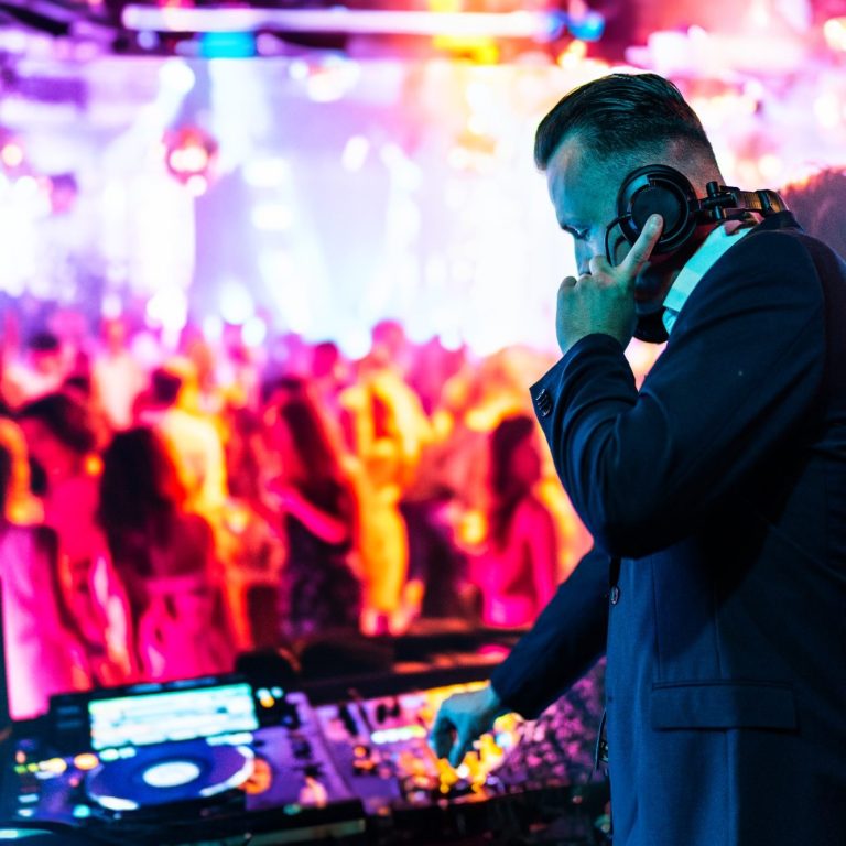 DJ Baumi am auflegen DJ Baumi am auflegen mit Tanzenden Menschen im Hintergrund