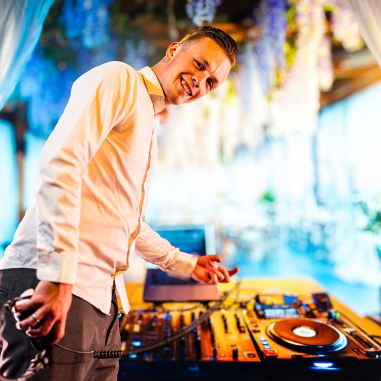 DJ Baumi beim Aufbau DJ Baumi baut gerade seine Technik auf und wurde dabei fotografiert