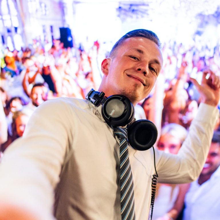 Selfie bei Hochzeit DJ Baumi hat ein Selfie bei einer Hochzeit gemacht wo alle Menschen am Tanzen sind